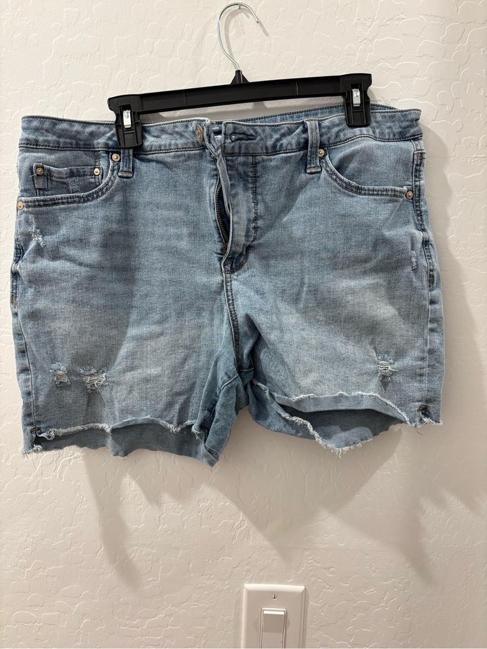 Seven7 Women’s Distressed Light Wash Stretch Denim Shorts Size 16 Raw Hem